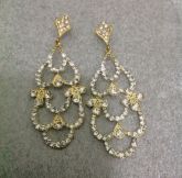 Maxi brinco de metal dourado com strass prata