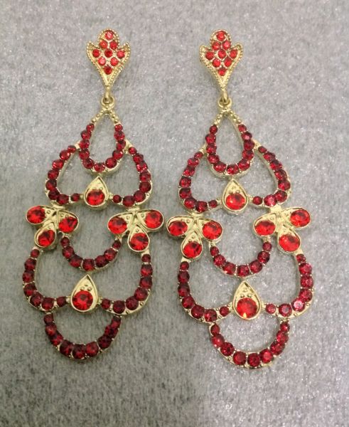 Maxi brinco de metal com strass vermelho
