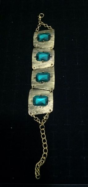 Pulseiras em metal dourado com pedra verde